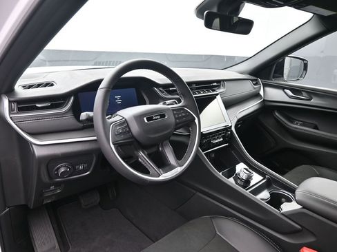 New 2025 Jeep Grand Cherokee Altitude image 10