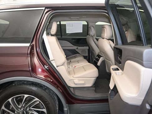 Used 2020 Lincoln Aviator 2WD w/ Class IV Trailer Tow Package image 25