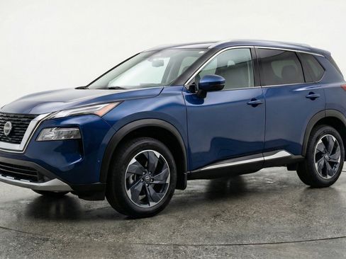 Used 2025 Nissan Rogue SV image 3