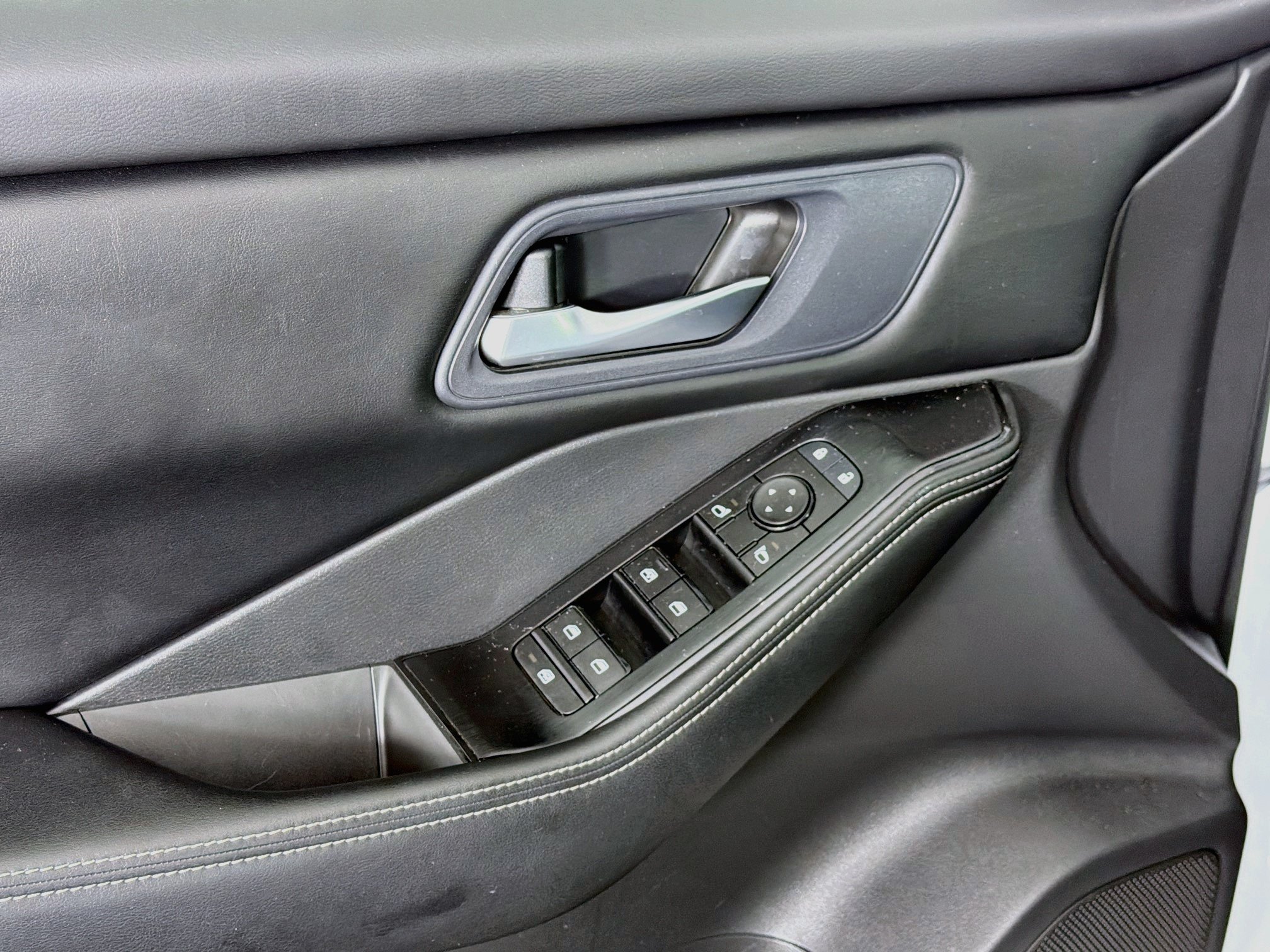 Used 2024 Nissan Rogue SV FWD image 15