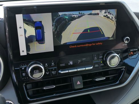 Used 2023 Toyota Highlander Platinum image 18