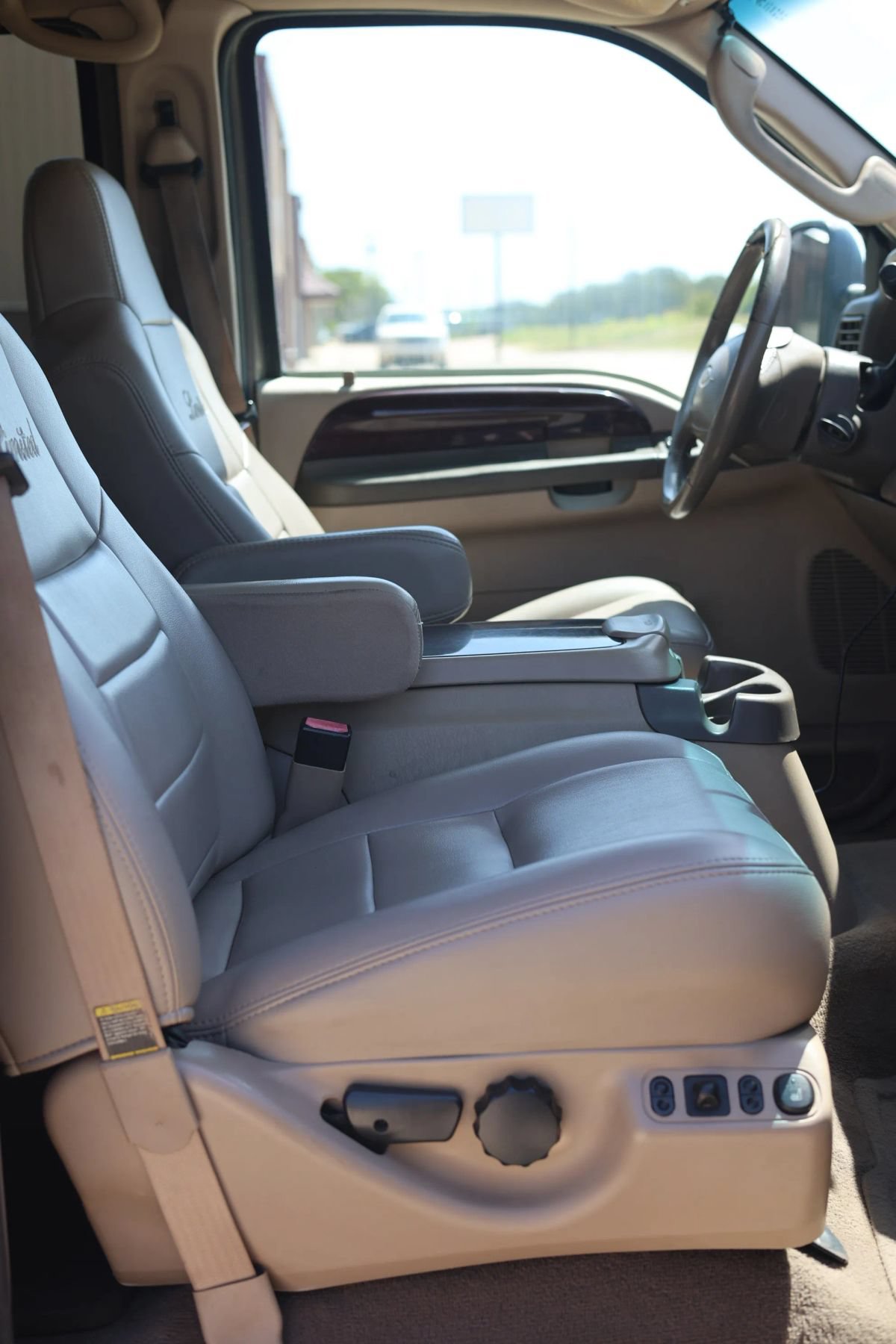 Used 2004 Ford Excursion Limited AWD/4WD image 22