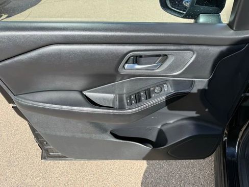 Used 2024 Nissan Rogue SV image 11