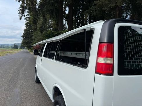 Used 2009 GMC Savana 3500 RWD image 25