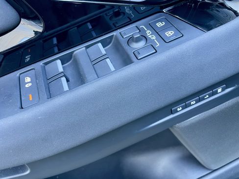 Certified 2025 Land Rover Range Rover Evoque Dynamic SE AWD/4WD image 11