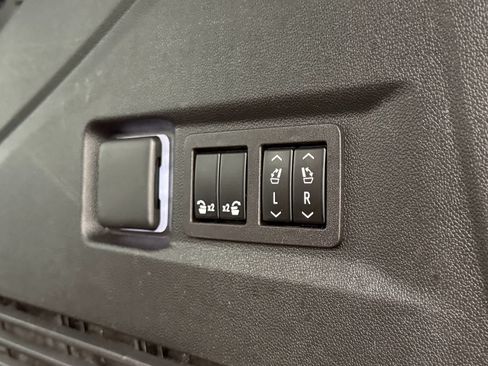 Used 2023 GMC Yukon Denali Ultimate AWD/4WD image 43