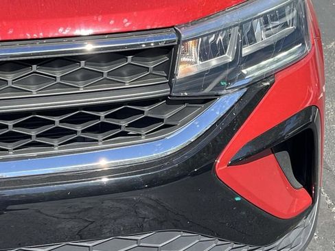 Used 2022 Volkswagen Taos SE w/ Panoramic Sunroof Package image 10