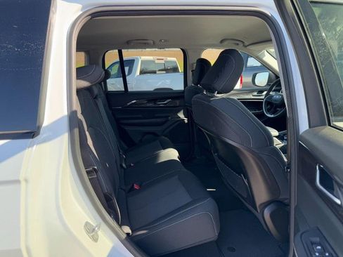 Used 2023 Jeep Grand Cherokee Laredo image 11