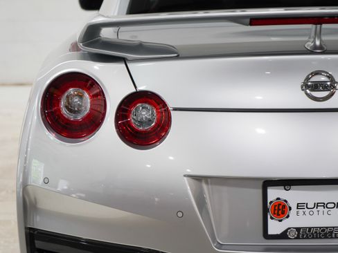 Used 2020 Nissan GT-R Premium AWD/4WD image 35