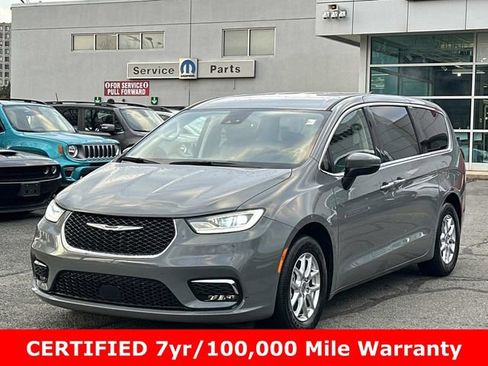 Certified 2023 Chrysler Pacifica Touring-L image 5