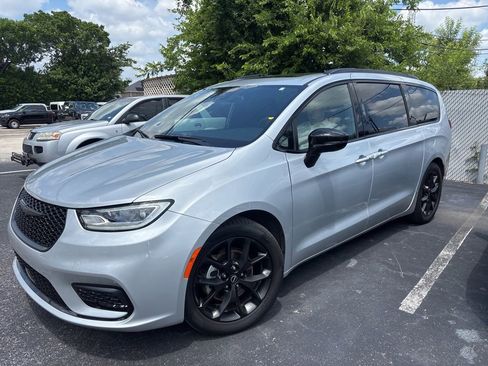 Used 2026 Chrysler Pacifica Limited w/ S Appearance Package FWD image 1