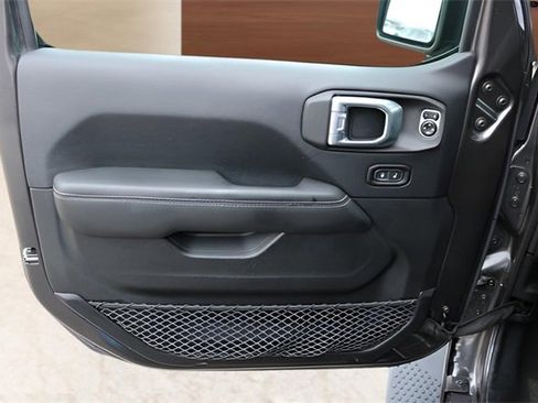 Used 2018 Jeep Wrangler Unlimited Sahara image 10