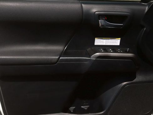 Used 2019 Toyota Tacoma TRD Off-Road AWD/4WD image 10