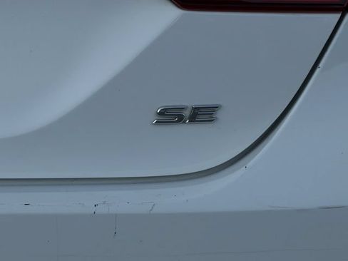 Used 2019 Toyota Camry SE w/ Convenience Package FWD image 9