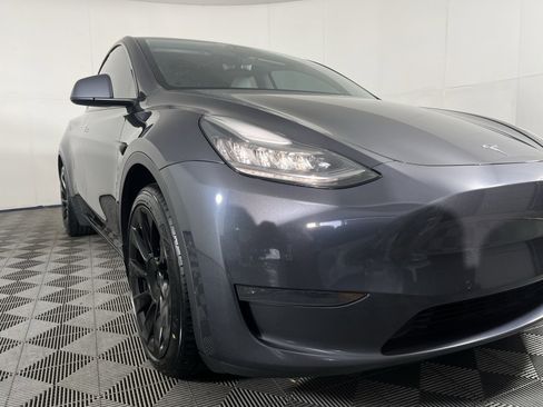 Used 2021 Tesla Model Y Long Range image 3