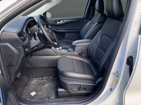 New 2025 Ford Escape SE w/ Class II Trailer Tow Package FWD image 4