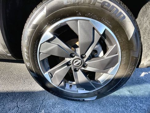 Used 2024 Nissan Rogue SV image 31