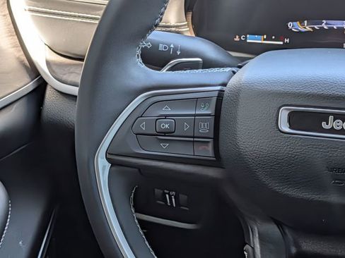 Used 2023 Jeep Grand Cherokee Limited w/ Black Appearance Package AWD/4WD image 19