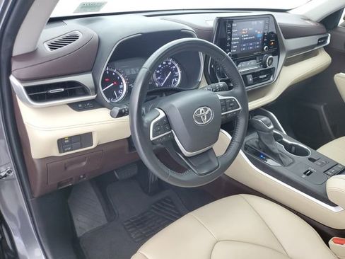 Used 2022 Toyota Highlander XLE image 22