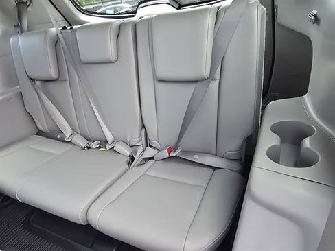 Used 2019 Toyota Highlander XLE image 11