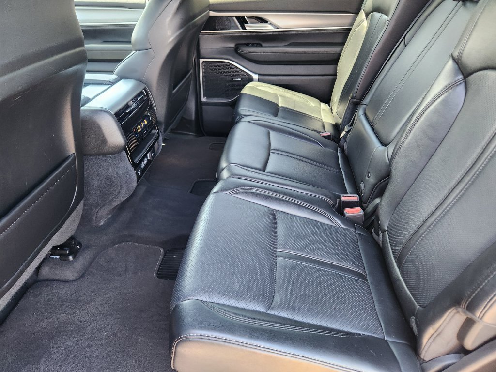 Used 2025 Jeep Wagoneer 4WD image 27