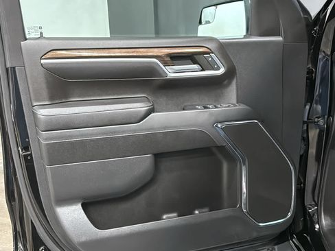 Used 2023 Chevrolet Silverado 1500 LT w/ Z71 Off-Road Package AWD/4WD image 9