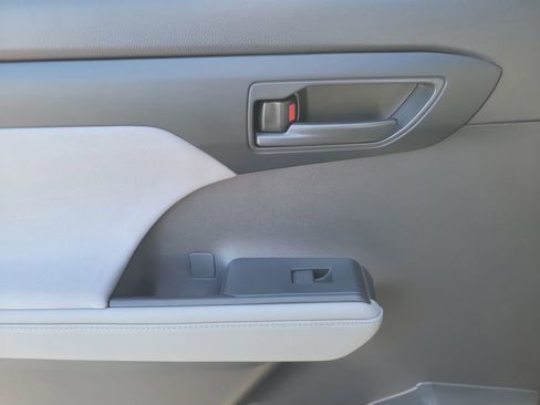 Used 2022 Toyota Highlander LE image 9