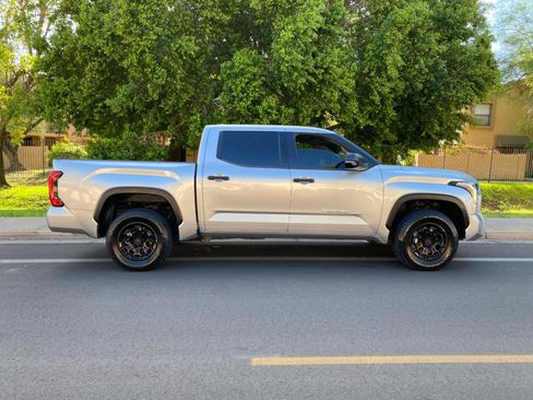 Used 2022 Toyota Tundra SR5 w/ SR5 Convenience Package AWD/4WD image 6