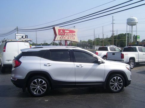 Used 2019 GMC Terrain SLT w/ Preferred Package FWD image 2