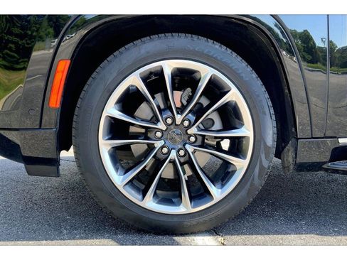 Used 2024 Jeep Wagoneer Series II w/ Convenience Group I AWD/4WD image 8