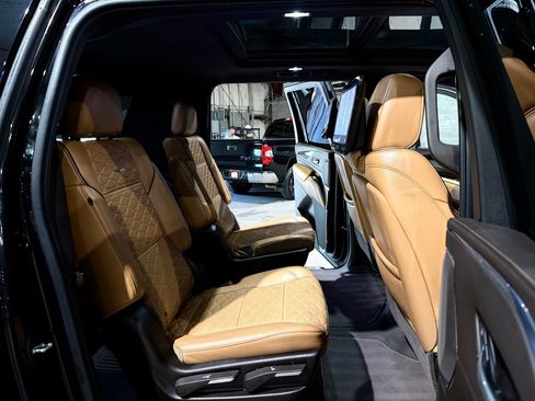 Used 2021 Cadillac Escalade ESV Premium Luxury w/ LPO, Illumination Package AWD/4WD image 22