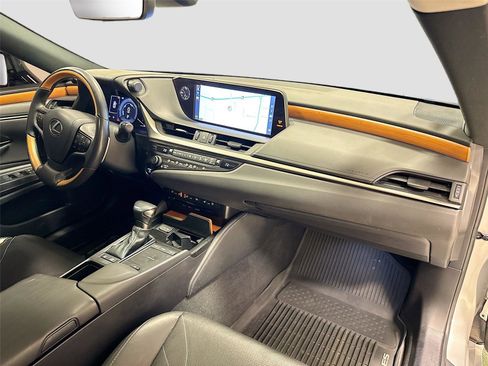 Used 2019 Lexus ES 300h w/ Luxury Package image 30