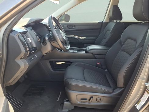 Used 2024 Nissan Pathfinder SV FWD image 12