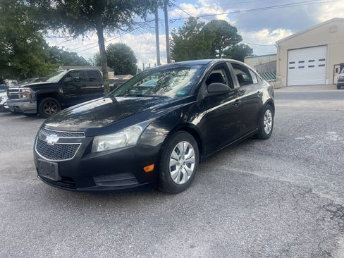 Used 2013 Chevrolet Cruze LS FWD image 2