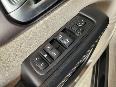 Used 2023 Chrysler Pacifica Touring-L FWD image 25