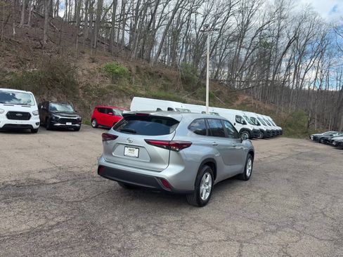 Used 2025 Toyota Highlander LE FWD image 12