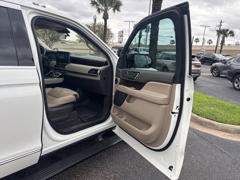 Used 2023 Lincoln Navigator Reserve image 15