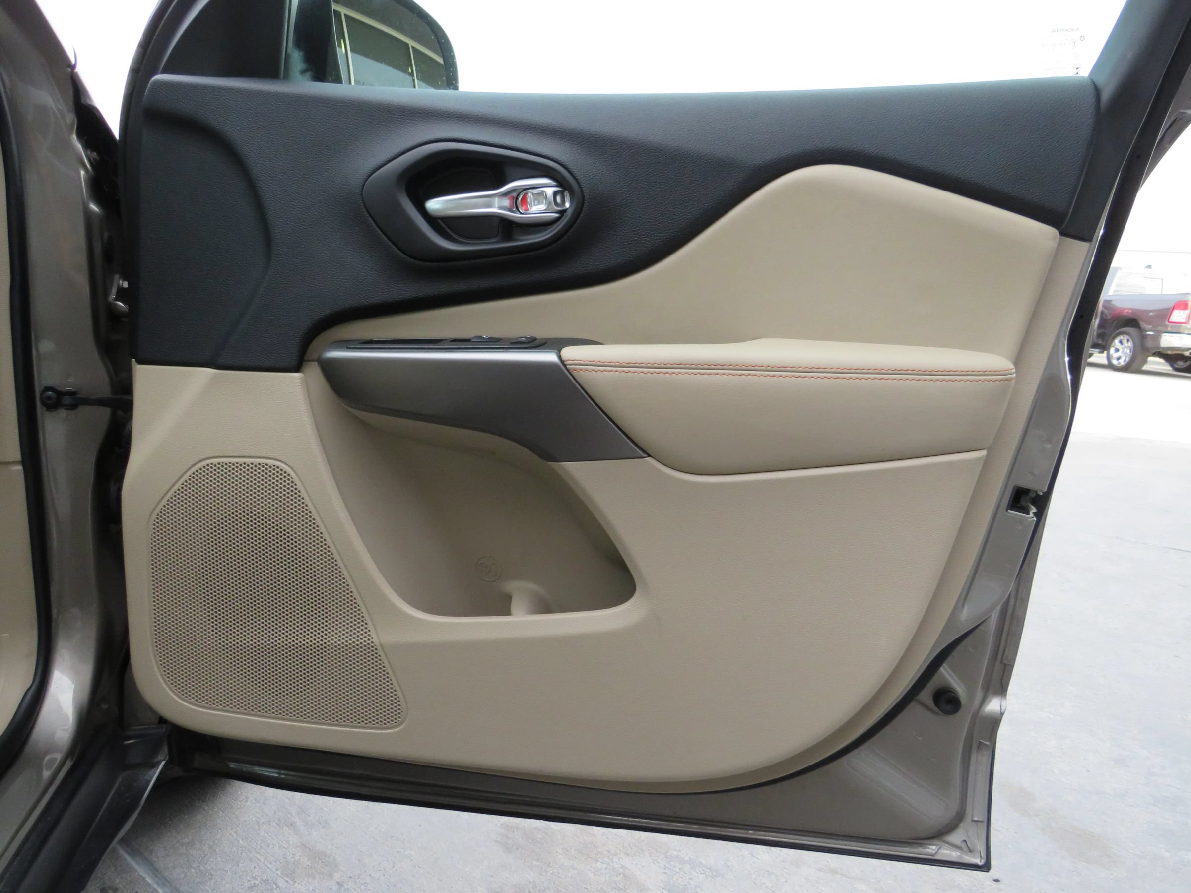 Used 2019 Jeep Cherokee Latitude w/ Popular Appearance Group FWD image 35
