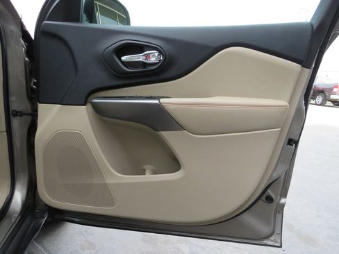 Used 2019 Jeep Cherokee Latitude w/ Popular Appearance Group image 35