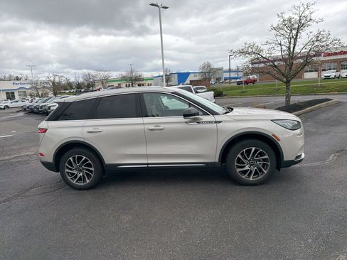 Used 2022 Lincoln Corsair Standard image 13