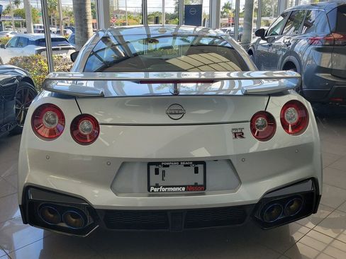 Used 2024 Nissan GT-R Premium w/ Premium Interior Package image 8