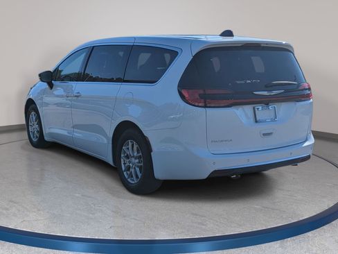 New 2026 Chrysler Pacifica Select image 7