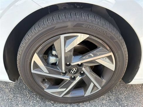Used 2025 Hyundai Elantra SEL FWD image 7