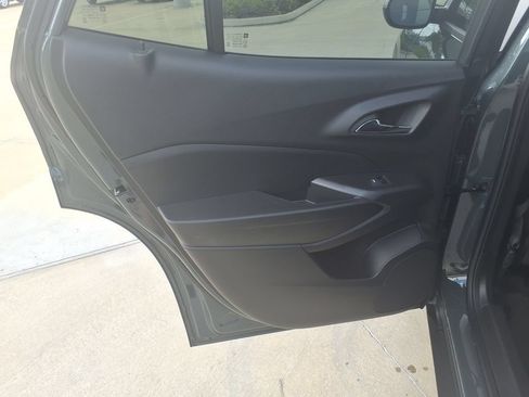 Used 2025 Chevrolet Trax LT FWD image 17