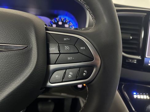 Used 2024 Chrysler Pacifica Touring-L image 57