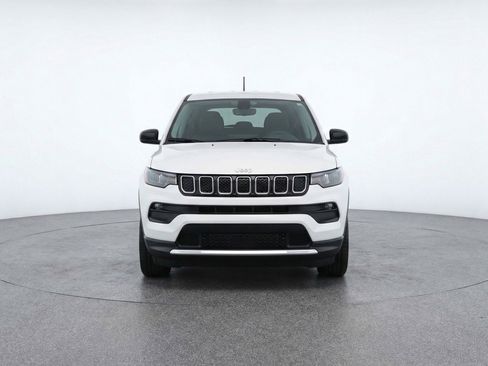 Used 2025 Jeep Compass Latitude AWD/4WD image 2