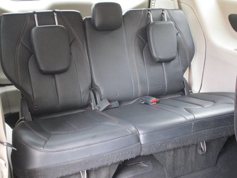 Used 2018 Chrysler Pacifica Touring-L image 17