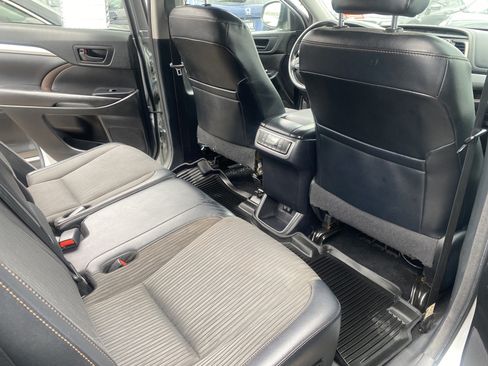 Used 2018 Toyota Highlander Plus FWD image 16