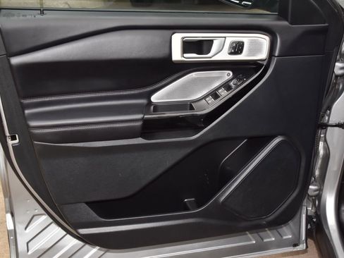 Used 2023 Ford Explorer Platinum w/ Technology Package AWD/4WD image 33