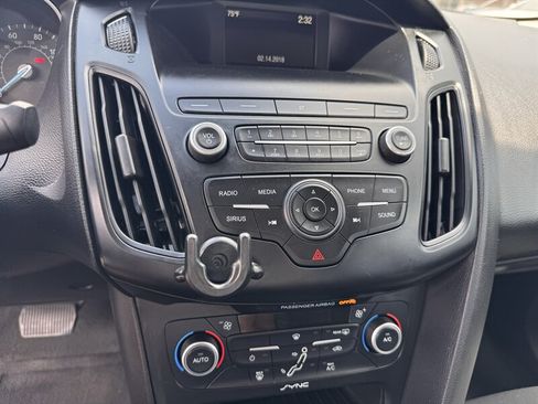 Used 2018 Ford Focus SE w/ SE Appearance Package FWD image 20